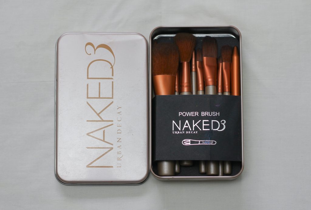 ست برس آرایش با جعبه های فلزی  NAKED 3 (15cm x 9cm)